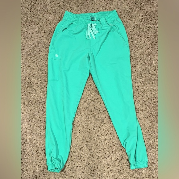 EUC! Garde Malade scrub set. Chloe 3-pocket top, Rosie joggers. Both Medium - Picture 5 of 8